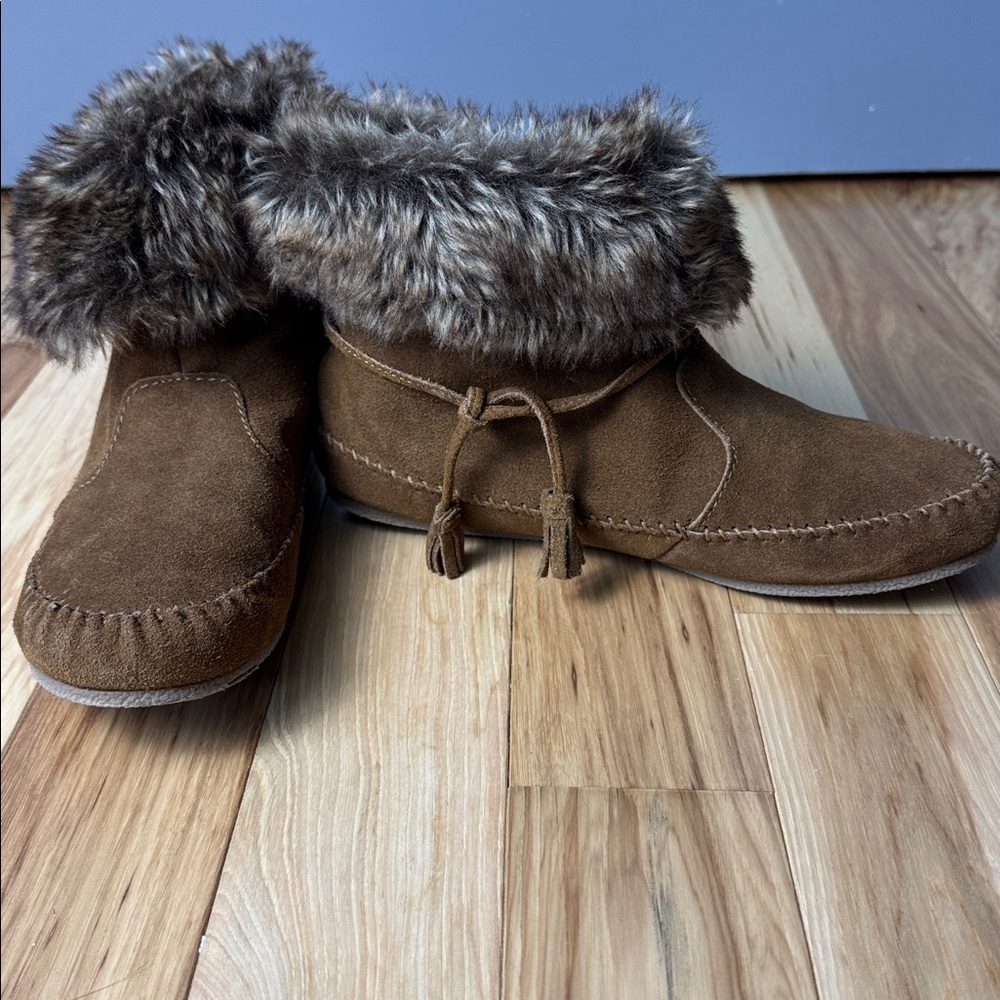 Minnetonka Faux Fur Trim Ankle Boots | Cozy Suede Moccasin Booties | Size 10 - Picture 2 of 10